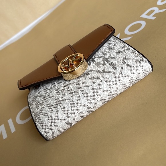 MICHAEL KORS CARMEN MEDIUM LOGO AND FAUX LEATHER WALLET VANILLA - Picture 12 of 16